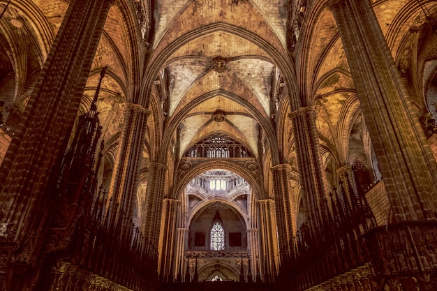 Het interieur van een prachtige gotische kathedraal van Barcelona.