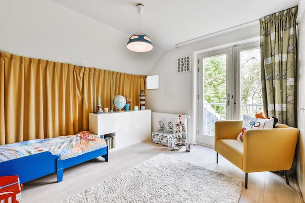 Het interieur van een prachtige kinderkamer met een blauw bed