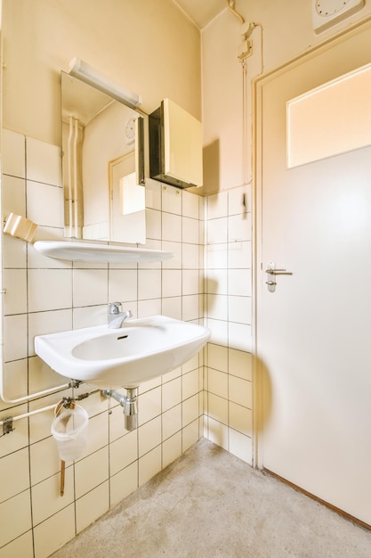 Het interieur van een ruime badkamer in een gezellig appartement met een wastafel en een spiegel