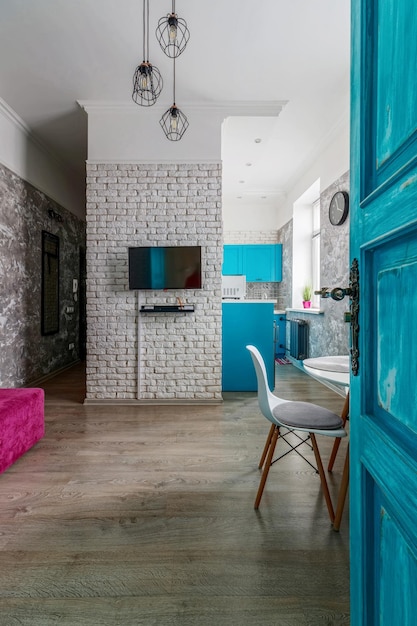 Het interieur van het appartement is in de oude stijl met hoge plafonds en een oude houten deur in turquoise kleur