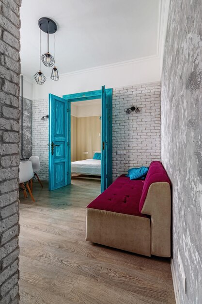 Het interieur van het appartement is in de oude stijl met hoge plafonds en een oude houten deur in turquoise kleur