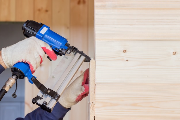 Het interieur van het houten huis. Bouw van houten huizen.