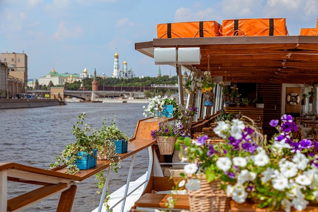 Het interieur van het stedelijke rivierschip met een panoramisch uitzicht op het stedelijke landschap Het concept van toeristische recreatie die door de stad loopt, rust in de stad Riviertransport