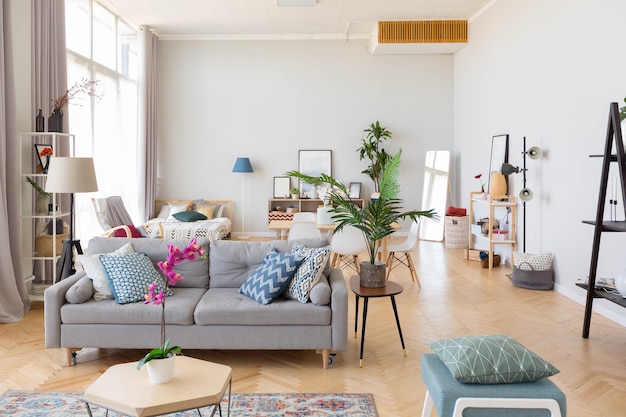 Het interieur van het studio-appartement in Scandinavische stijl