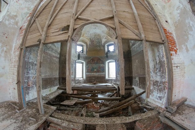 Het interieur van verlaten tempel interieur van verlaten gebouw
