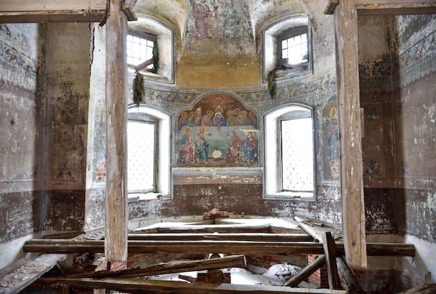 Het interieur van verlaten tempel interieur van verlaten gebouw