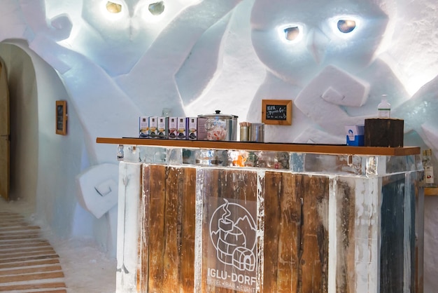 Het interieurhotel iglu dorf is een restaurant en bar in een iglo op de hellingen van de Gornergrat