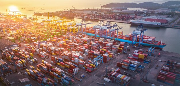 Het internationale vrachtcontainerdepot bij zonsondergang meerdere supply chain vrachtwagentrein en vrachtschip werkservice verzending en transportconcept logistiek en transport