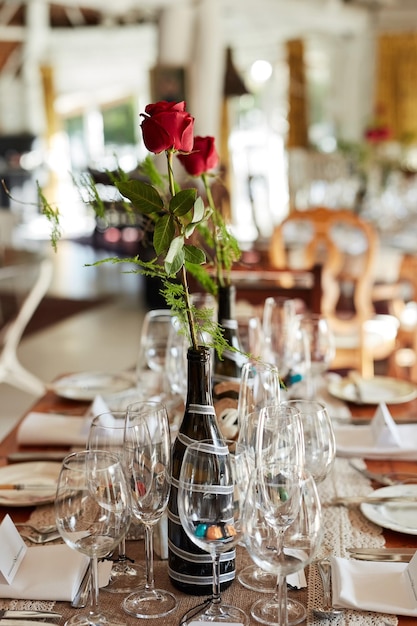 Het is een feestdag Shot van een versierde tafel op een huwelijksreceptie