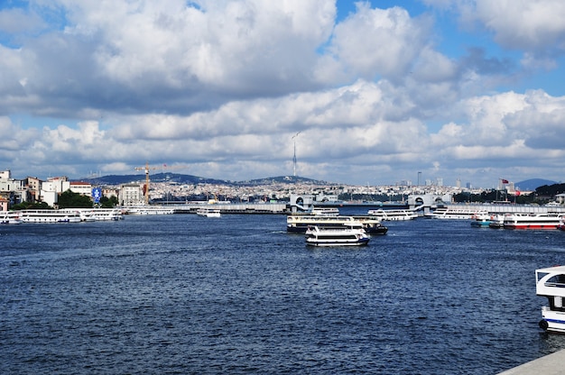 Het is een nare dag. Panorama van de Gouden Hoornbaai. Uitzicht op schepen in de baai en pleziervaartuigen. Istanbul, Turkije, 10 juli 2021