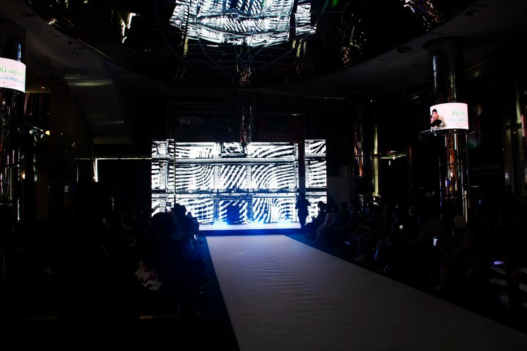 Het is een podium fashion show voor Aziatische modellen, wandelende show, kleding, mode en accessoires, juwelen voor Thaise mensen, bezoekers, gasten die kijken naar de hal van Siam Paragon op 8 november 2024 in Bangkok, Thailand.