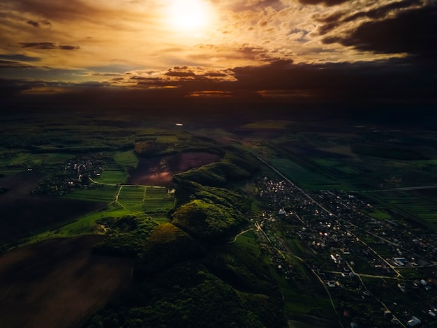 Het is een prachtige zonsondergang. Sfeervol landschap