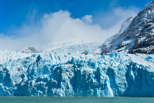 Het is een van de aangrenzende gletsjers tussen Argentinië en Chili.