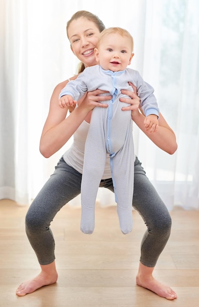 Het is goed voor jou en leuk voor je baby Shot van een jonge vrouw die aan het sporten is terwijl ze tijd doorbrengt met haar zoontje