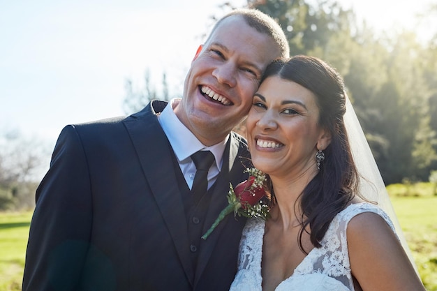 Het is het begin van eeuwig Portret van een bruid en bruidegom die buiten staan op hun trouwdag