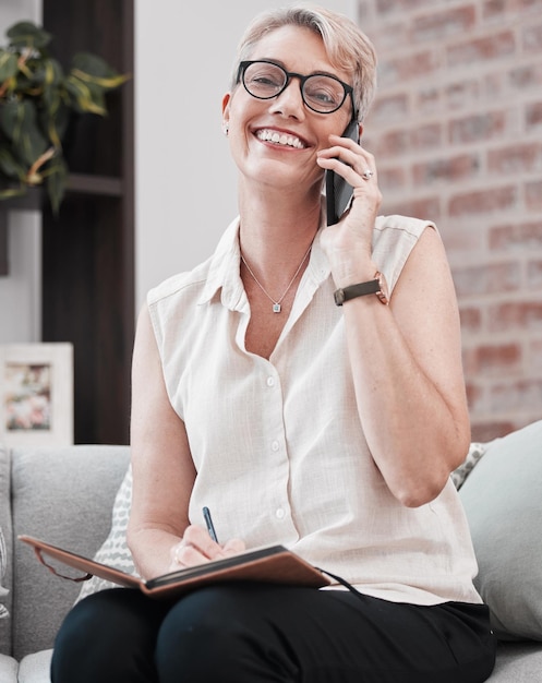 Het is me echt een genoegen Portret van een oudere vrouw die een mobiele telefoon gebruikt en er thuis ontspannen op de bank uitziet