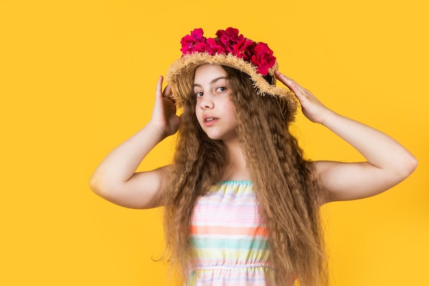 Het is mijn leven zomervakantie en vakantie vrouwelijke schoonheid en mode jeugdgeluk gelukkig kind met bloemendecor in hoofddeksels kind in lentehoed klein meisje met zomerroos in hoed