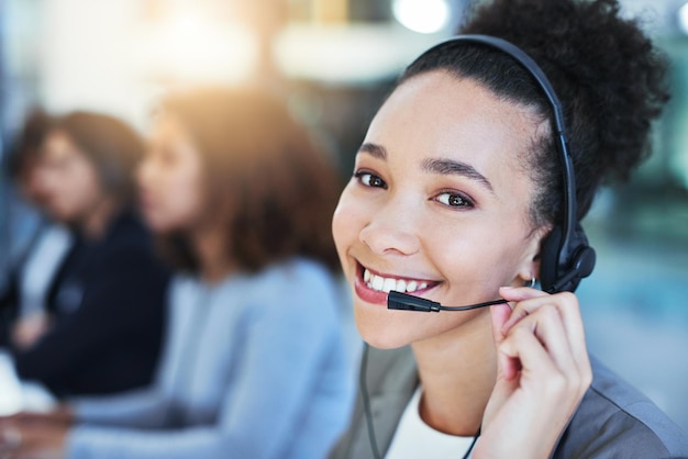 Het is mijn plicht om te helpen Portret van een jonge vrouw die in een callcenter werkt