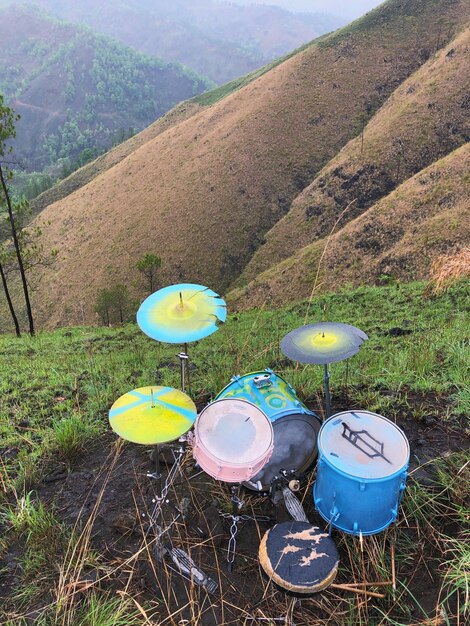 Foto het is niet makkelijk om drums op de berg te dragen voor een videoclip.