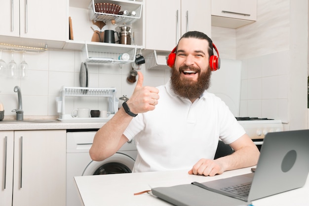 Het is zo fijn om vanuit huis te werken terwijl je naar je favoriete muziek luistert.