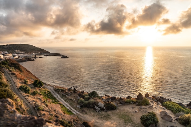 Het italiaanse eiland sardinië in de middellandse zee bij zonsondergang.