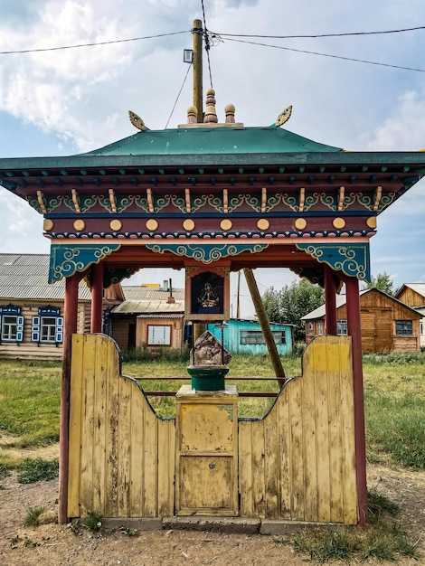 Foto het ivolginsky datsan-klooster is een boeddhistische tempel in de buurt van de stad ulanude in buryatia, rusland, juli 2020