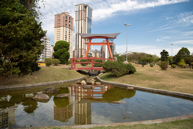 Het Japanse monument heeft twee kolommen die de fundamenten vertegenwoordigen die de lucht ondersteunen