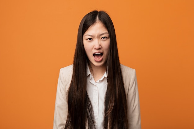 Het jonge bedrijfs Chinese vrouw gillen zeer boos en agressief.