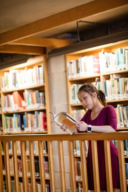 Het jonge boek van de vrouwenlezing in bibliotheek