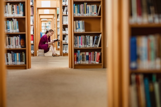 Het jonge boek van de vrouwenlezing in bibliotheek