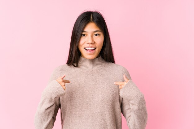 Het jonge Chinese vrouw stellen