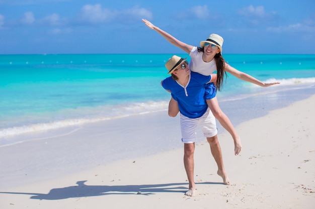 Het jonge gelukkige paar heeft pret op de zomervakantie