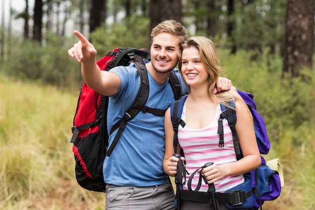 Het jonge gelukkige wandelaarpaar richten