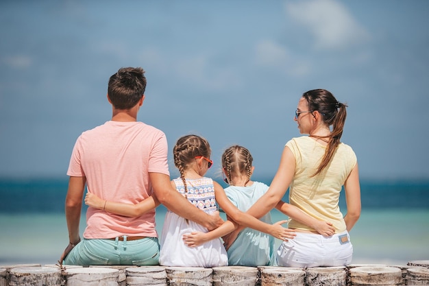 Het jonge gezin op vakantie heeft veel plezier