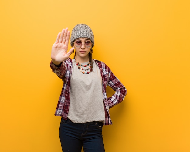 Het jonge hippie natuurlijke vrouw zetten dient voorzijde in