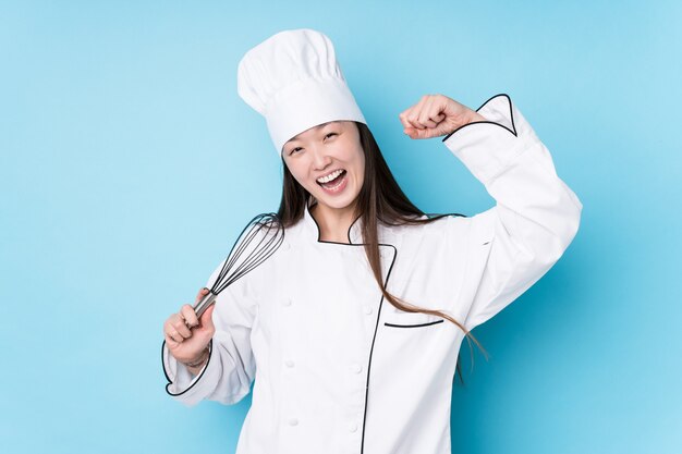 Het jonge Japanse chef-kokvrouw koken