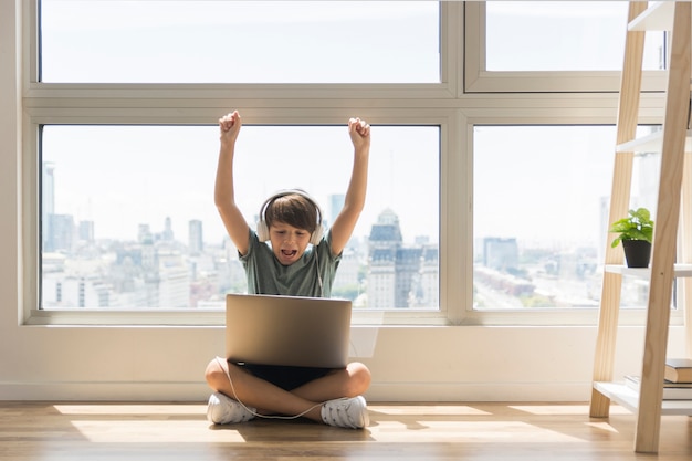 Het jonge jongen spelen op laptop