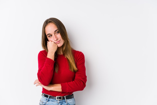 Het jonge Kaukasische vrouw geïsoleerd stellen die droevig en peinzend voelt, bekijkend exemplaarruimte.