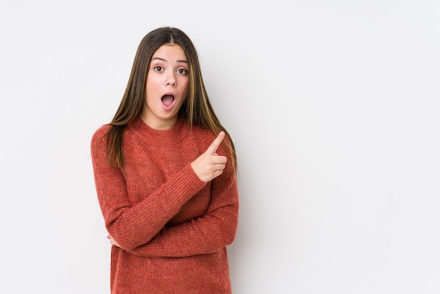 Het jonge Kaukasische vrouw geïsoleerd stellen