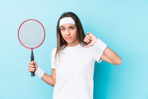 Het jonge Kaukasische vrouw speelbadminton isoleerde het tonen van een afkeergebaar, duimen neer. Meningsverschil concept.