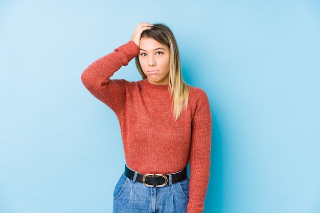 Het jonge Kaukasische vrouw stellen geïsoleerd wordt geschokt, heeft zij belangrijke vergadering herinnerd.