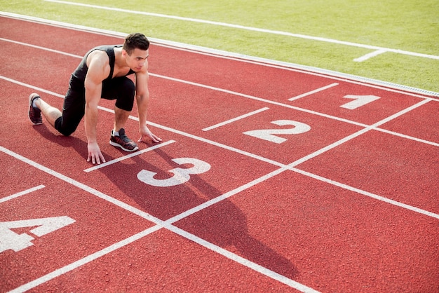 Het jonge mannelijke agent nemen klaar om positie op rasspoor te beginnen