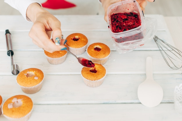 Het jonge meisje maakt heerlijke tedere cupcakes.