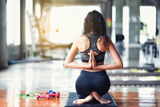 Het jonge meisje van Azië doet yoga binnen