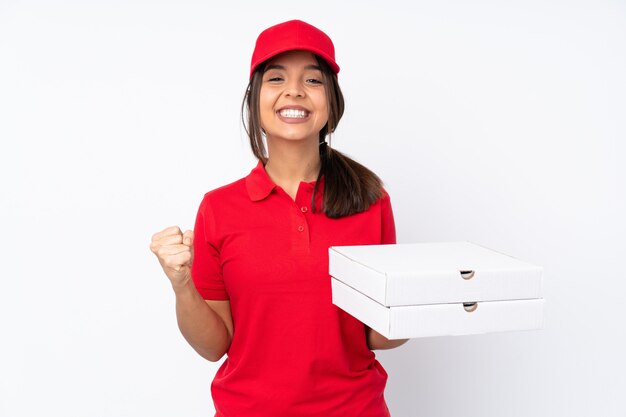 Het jonge meisje van de Pizzalevering over wit die een overwinning in winnaarpositie vieren