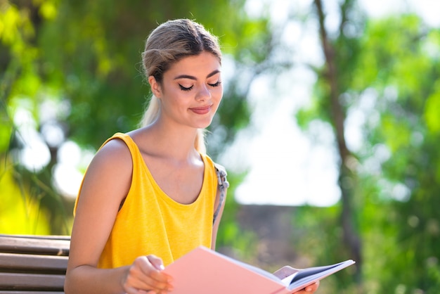 Het jonge meisje van de tienerstudent bij in openlucht