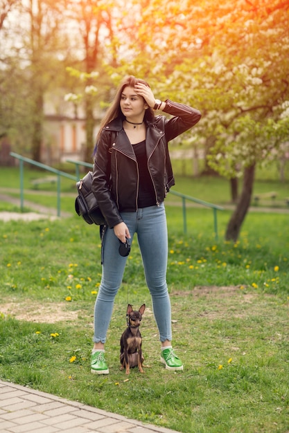 Het jonge mooie meisje spelen met hond in openlucht