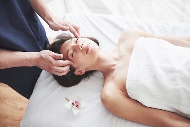 Het jonge mooie vrouw ontspannen van het massagegezicht