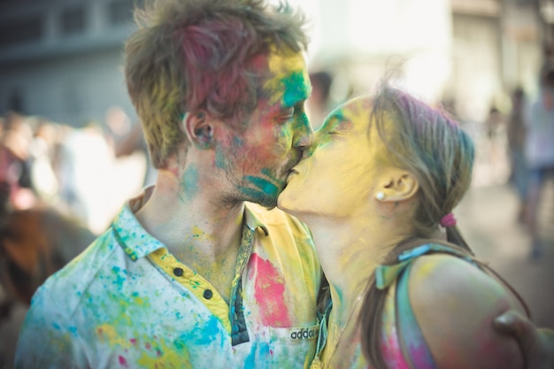 Het jonge paar kussen bij Holi-kleurenfestival