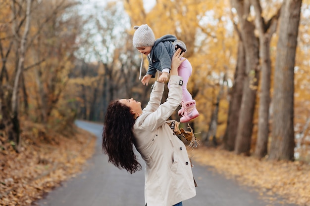 Het jonge spel van de vrouwenmamma met weinig dochter bij de weg van het de herfstpark